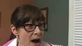 اشتعلت STEPMOM فتاة في سن المراهقة مص صديقاتها الديك الثابت