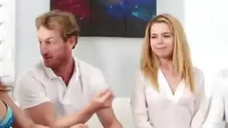 اثنين من الأزواج اللعنة معا على الأريكة
