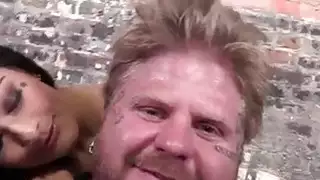 الثور الأسود يلتقي زوجة بيضاء وقحة مع كبير الثدي
