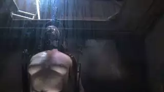 ليلى كات تبكي من الألم في القبو المهجور