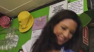 سخيف barmaid الغريبة للنقد في العمل