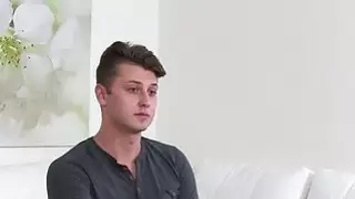 نموذج وسيم الانتهاء من الصب مع سخيف
