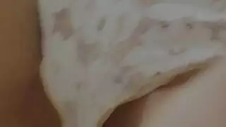 أشقر في سن المراهقة الجمال بالإصبع لمرآة في السرير
