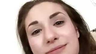 فاتنة في سن المراهقة مع الثدي beautifil الطبيعية