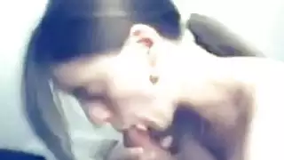 في سن المراهقة الألمانية مارس الجنس