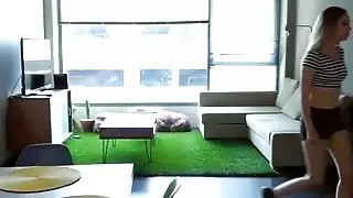 هارلي يحصل على كس مارس الجنس بواسطة صديقة مع حزام على