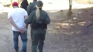 اثنين من الفاسقات تبادل الديك طويلة في الحدود في الهواء الطلق