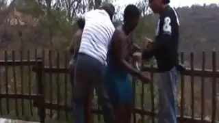 الكتاكيت الأفريقية يحصل على الحلمات مقصوصة في الهواء الطلق