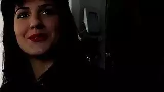 مثير تقطعت بهم السبل بيلا بيريتا يطالب بركوب الجنس