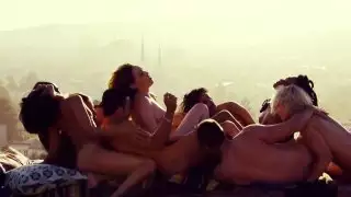 العربدة في الهواء الطلق مع مجموعة من الهيبيين الساخنة