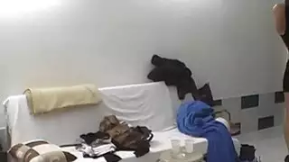 صور خلفية وراء الكواليس مع امرأة سمراء نشطة