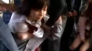 بلا طيار Coeds الآسيوية مقابل Pervs الحافلة!