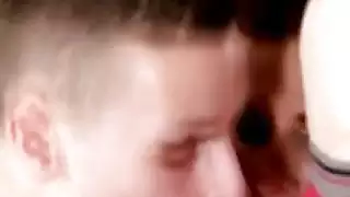 القصاصات و امرأة سمراء تمتص كل منهما الآخر في الثلاثي المشاغب