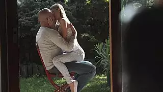 فتاة صغيرة من رجل كبير
