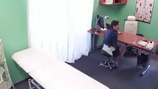 أصابع الطبيب والانفجارات مريض ساخن