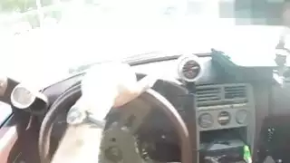 فاتنة شقراء تبيع سيارتها و twat لها ثم تحصل مارس الجنس