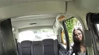 الانفجارات فاتنة الإسبانية في سيارة أجرة وهمية البريطانية