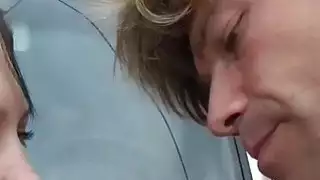 ميشيل رومب على غطاء محرك السيارة دنة