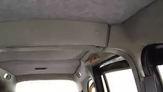 شقراء يحصل الحمار إلى الفم في سيارة أجرة وهمية