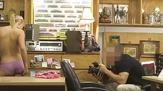 امرأة شقراء حفرها رجل رهينة المتأنق في مرهن