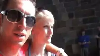 يتجول في وسط المدينة بلوندي bitchie يحاول العثور على شخص يمارس الجنس معه