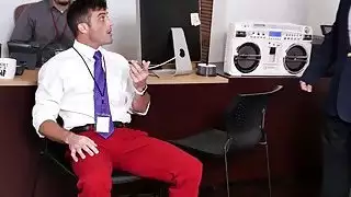 يحتفل الرجال بعيد ميلاد زملاء العمل مع الثلاثي