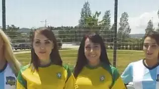 مدرب الملاعين أربعة كتاكيت لكرة القدم على الفيديو