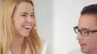استمتعت ألينا بكل ثانية من خطوتها داخل ديك