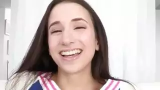 وقحة في سن المراهقة حسناء نوكس استغل من قبل الديك ضخمة على الأريكة