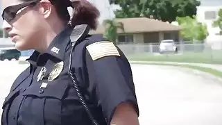 العضلات المتأنق الأسود الملاعين اثنين من رجال الشرطة بصورة عاهرة من قبل سيارتهم