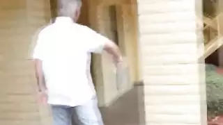فرق العمر لا يوقف هذا التين الشقراء من ممارسة الجنس مع هذا الرجل القديم