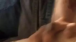 امرأة سمراء ضئيلة الجمال الملاعين الرجل قرنية لها في منزلها الجديد