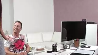 وكيل الإناث إغاظة المتأنق مع الديك في الصب