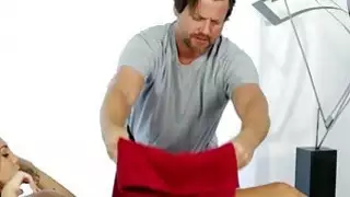 جوجو كيس يعطي footjob ثم تدليك وخبطت بواسطة مدلك