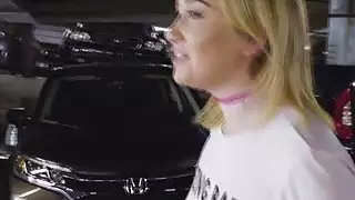 ضربات شقراء Badass للمال في الأماكن العامة