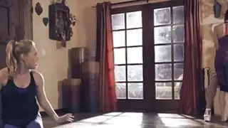 تصبح Blaire أضعف حتى يسحبها جوعها مثليه