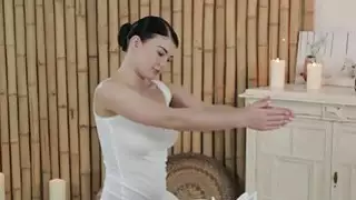مدلكة مفلس يعطي footjob حتى هزة الجماع