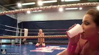 يقاتل Angel Rivas و Niky Gold في مقطع القتال في كواليس