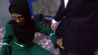 فاتنة العربية مع النظارات تمتص الديكة