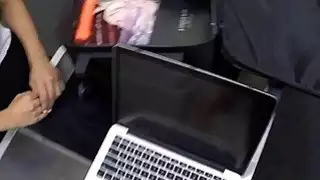 يذهب مضيفة مثير إلى مرهن وتسمر في المرحاض