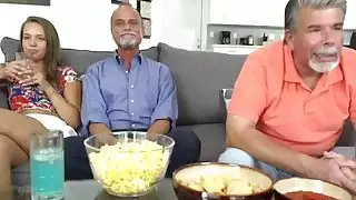 الديك كبار ضجيج صديقه ابنة سنور صغيرة وراء ظهره