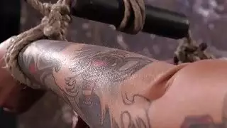 حصلت شقراء حصلت على الملابس الثدي وشمع