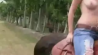 عارية كلية البنات في الهواء الطلق اللسان