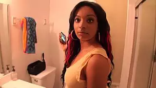 مقنعة لها للقيام سريعة في الحمام