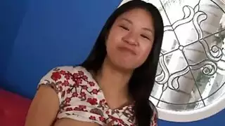 BBC يثقب كس حلق الآسيوية cutie في تشكيل راعية البقر عكس