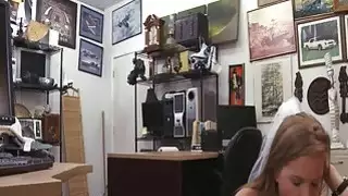 العروس في يركع البيضاء لتمتص الديك