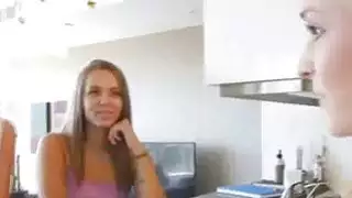 سخيف المراهقين قرنية في حزب بيجامة
