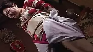 الكلبة ناضجة الآسيوية لديها جلسة حبل لتحمل