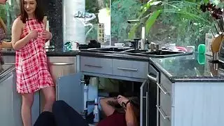 سارة Vandella مارس الجنس من الصعب جدا في حين تناول كس