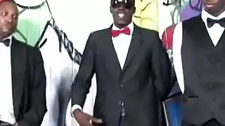 نحيف الكلبة الصغيرة مع الثدي الكمال هو الحصول على ثقوبها يبيدها قضبان صلبة سوداء صلبة